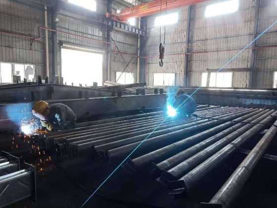 天譜安人在車間加班加點趕出口鋼結構廠房